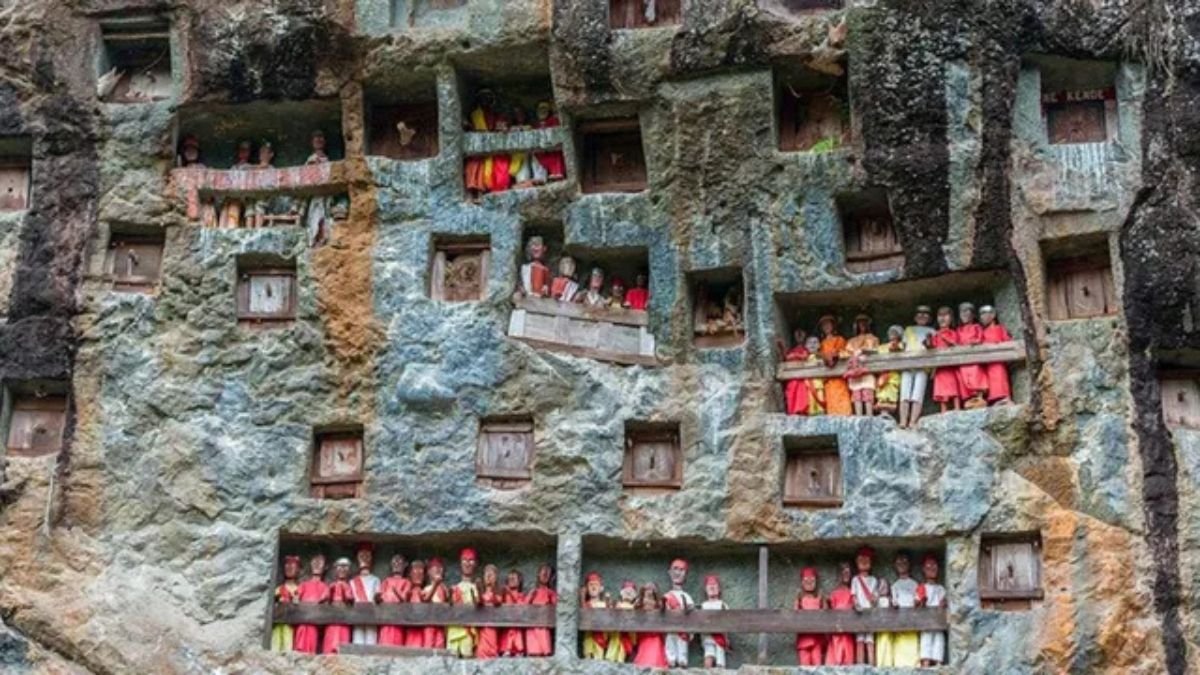 Ajab-Gajab: मौत के बाद भी ‘जिंदा’ रखते हैं लोग, इंडोनेशिया की इस परंपरा ने दुनिया को चौंकाया