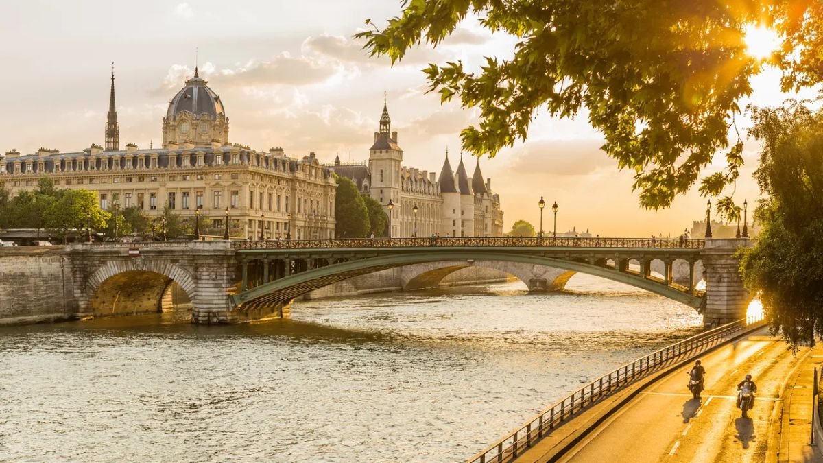 Paris Tourist Place